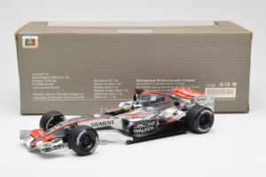 McLaren Mercedes MP4-21 P. de la Rosa F1 Showcar 2006 Minichamps 1:18 B66962346 Metalli — kuva 6 / 6