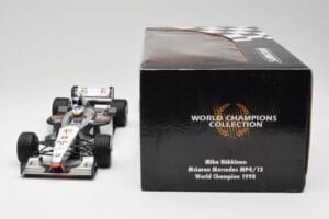 McLaren MP4/13 #8 M. Hakkinen F1 World Champion 1998 Minichamps 1:18 18690008 Metalli — kuva 7 / 7