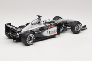 McLaren MP4-16 Mercedes #3 D. Coulthard F1 2001 Hot Wheels 1:18 50199 Metalli — kuva 2 / 6