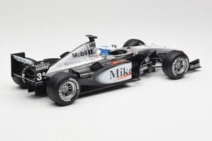 McLaren MP4-16 #4 M. Häkkinen F1 2001 Hot Wheels 1:18 50198 Metalli — kuva 2 / 6