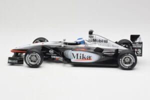 McLaren MP4-16 #4 M. Häkkinen F1 2001 Hot Wheels 1:18 50198 Metalli — kuva 3 / 6