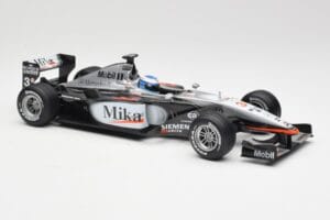 McLaren MP4-16 #4 M. Häkkinen F1 2001 Hot Wheels 1:18 50198 Metalli — kuva 4 / 6