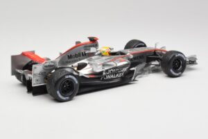 McLaren MP4-25 Mercedes #2 L. Hamilton Showcar 2010 Minichamps 1:18 110100006-R1 Metalli — kuva 2 / 6