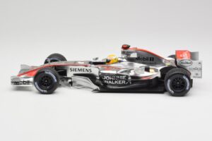 McLaren MP4-25 Mercedes #2 L. Hamilton Showcar 2010 Minichamps 1:18 110100006-R1 Metalli — kuva 3 / 6