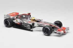 McLaren MP4-25 Mercedes #2 L. Hamilton Showcar 2010 Minichamps 1:18 110100006-R1 Metalli — kuva 4 / 6