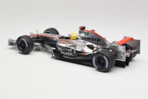 McLaren MP4-25 Mercedes #2 L. Hamilton Showcar 2010 Minichamps 1:18 110100006-R1 Metalli — kuva 5 / 6