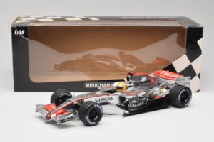 McLaren MP4-25 Mercedes #2 L. Hamilton Showcar 2010 Minichamps 1:18 110100006-R1 Metalli — kuva 6 / 6