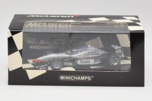 McLaren MP4/98T 2-Seater M. Hakkinen / E. Hakkinen F1 2000 Minichamps 1:43 530984378 Metalli — kuva 4 / 4