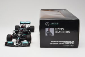 Mercedes AMG W12 Petronas #44 L. Hamilton Spanish GP 100th Pole 2021 Minichamps 1:18 110210444 Hartsi — kuva 6 / 7