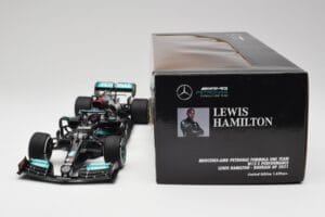 Mercedes AMG W12 #44 L. Hamilton Bahrain GP 2021 Minichamps 1:18 110210144 Metalli — kuva 7 / 7