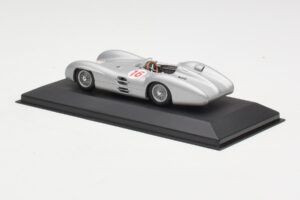Mercedes W196 Streamliner #16 J.M. Fangio GP Italy Winner 1954 Minichamps 1:43 432543016 Metalli — kuva 3 / 4