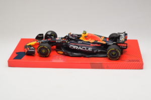 Red Bull Racing RB18 #1 M. Verstappen Oracle Winner Dutch GP 2022 Minichamps 1:18 113223501 Metalli