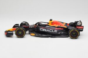 Oracle Red Bull Racing RB18 #1 M. Verstappen Winner Italian GP 2022 Minichamps 1:18 110221601 Metalli — kuva 3 / 7