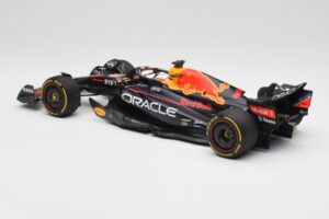 Oracle Red Bull Racing RB18 #1 M. Verstappen Winner Italian GP 2022 Minichamps 1:18 110221601 Metalli — kuva 5 / 7