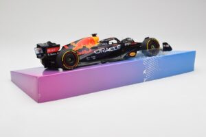 Red Bull Racing RB18 #1 M. Verstappen Winner Miami GP 2022 Minichamps 1:18 113220501 Metalli — kuva 3 / 7