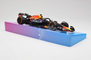Red Bull Racing RB18 #1 M. Verstappen Winner Miami GP 2022 Minichamps 1:18 113220501 Metalli — kuva 4 / 7