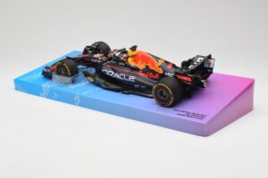 Red Bull Racing RB18 #1 M. Verstappen Winner Miami GP 2022 Minichamps 1:18 113220501 Metalli — kuva 5 / 7