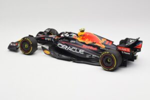 Oracle Red Bull Racing RB18 #11 S. Perez Abu Dhabi GP 2022 Minichamps 1:18 110222211 Metalli — kuva 5 / 7