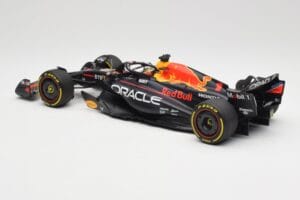 Oracle Red Bull Racing RB19 #1 M. Verstappen Winner Abu Dhabi GP 2023 Minichamps 1:18 110232301 Metalli — kuva 5 / 7