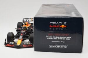 Oracle Red Bull Racing RB19 #1 M. Verstappen Winner Abu Dhabi GP 2023 Minichamps 1:18 110232301 Metalli — kuva 6 / 7