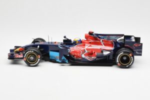 Red Bull Racing RB6 #6 M. Webber F1 Showcar 2010 Minichamps 1:18 150100076 Metalli — kuva 3 / 6