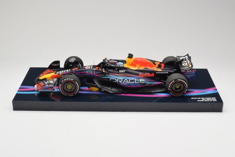 Oracle Red Bull Racing RB19 #33 M. Verstappen Miami GP 2023 Case Edition Minichamps 1:18 113233501 Hartsi