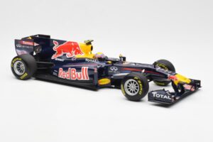 Red Bull Racing RB7 #2 M. Webber Showcar F1 2011 Minichamps 1:18 110110072 Metalli — kuva 4 / 6