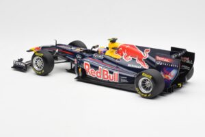Red Bull Racing RB7 #2 M. Webber Showcar F1 2011 Minichamps 1:18 110110072 Metalli — kuva 5 / 6