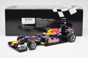 Red Bull Racing RB7 #2 M. Webber Showcar F1 2011 Minichamps 1:18 110110072 Metalli — kuva 6 / 6