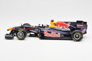 Red Bull Racing Renault RB7 #1 S. Vettel F1 World Champion Showcar 2011 Minichamps 1:18 113110271 Metalli — kuva 3 / 6