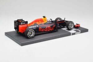 Red Bull RB12 #33 M. Verstappen Spain GP Winner 2016 Minichamps 1:18 117160333 Metalli — kuva 3 / 7