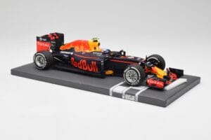 Red Bull RB12 #33 M. Verstappen Spain GP Winner 2016 Minichamps 1:18 117160333 Metalli — kuva 4 / 7