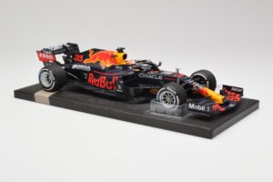 Red Bull RB16B #33 M. Verstappen Dutch GP Winner 2021 Minichamps 1:18 113212533 Metalli — kuva 4 / 7