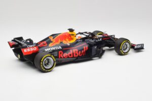 Red Bull RB16B #33 M. Verstappen Emilia Romagna GP Winner Mid Race Tyres 2021 Minichamps 1:18 110210133 Metalli — kuva 2 / 7