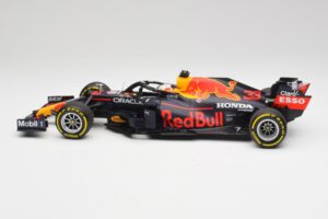 Red Bull RB16B #33 M. Verstappen Emilia Romagna GP Winner Mid Race Tyres 2021 Minichamps 1:18 110210133 Metalli — kuva 3 / 7