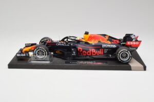 Red Bull RB16B #33 M. Verstappen Styrian & Austrian GP Winner 2021 Minichamps 1:18 113210933 Metalli