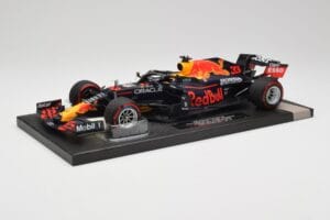 Red Bull RB16B #33 M. Verstappen Abu Dhabi GP 2021 Winner Missing Figurine & Pitboard Minichamps 1:18 113212333 Hartsi — kuva 2 / 7