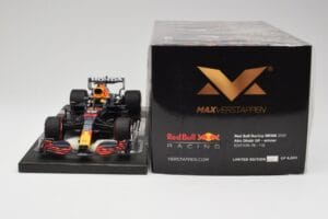 Red Bull RB16B #33 M. Verstappen Abu Dhabi GP 2021 Winner Missing Figurine & Pitboard Minichamps 1:18 113212333 Hartsi — kuva 6 / 7