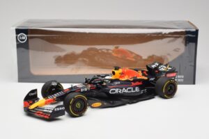 Red Bull RB18 #1 M. Verstappen France GP Winner 2022 Minichamps 1:18 110221201 Metalli — kuva 6 / 7