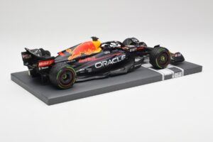 Red Bull RB18 #1 M. Verstappen Japan GP Winner No Figure 2022 Minichamps 1:18 113221801B Metalli — kuva 3 / 7