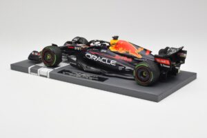 Red Bull RB18 #1 M. Verstappen Japan GP Winner No Figure 2022 Minichamps 1:18 113221801B Metalli — kuva 5 / 7