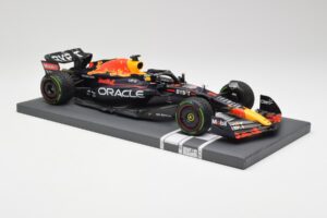 Red Bull RB18 #1 M. Verstappen Japan GP Winner No Figure & Pitboard 2022 Minichamps 1:18 113221801FB Metalli — kuva 4 / 7