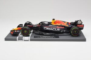 Red Bull RB18 #1 M. Verstappen Japan GP Winner No Figure & Pitboard 2022 Minichamps 1:18 113221801FB Metalli