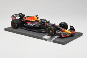 Red Bull Racing RB18 #1 M. Verstappen Japan GP Winner 2022 Minichamps 1:18 113221801FB-R1 Metalli — kuva 4 / 8