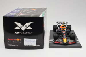Red Bull Racing RB18 #1 M. Verstappen Japan GP Winner 2022 Minichamps 1:18 113221801FB-R1 Metalli — kuva 6 / 8