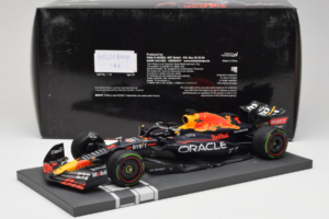 Red Bull Racing RB18 #1 M. Verstappen Japan GP Winner 2022 Minichamps 1:18 113221801FB-R1 Metalli — kuva 7 / 8