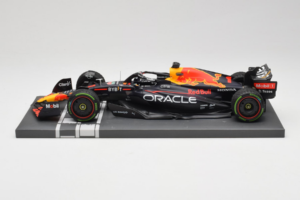 Red Bull Racing RB18 #1 M. Verstappen Japan GP Winner 2022 Minichamps 1:18 113221801FB-R1 Metalli