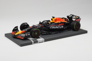 Red Bull Racing RB18 #1 M. Verstappen Japan GP Winner 2022 Minichamps 1:18 113221801FB-R1 Metalli — kuva 2 / 8