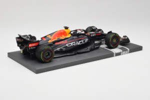 Red Bull Racing RB18 #1 M. Verstappen Japan GP Winner 2022 Minichamps 1:18 113221801FB-R1 Metalli — kuva 3 / 8