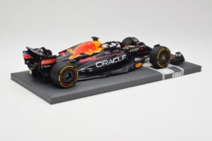 Red Bull RB18 Oracle #1 M. Verstappen Abu Dhabi GP 2022 Winner Minichamps 1:18 113222201 Hartsi — kuva 3 / 7